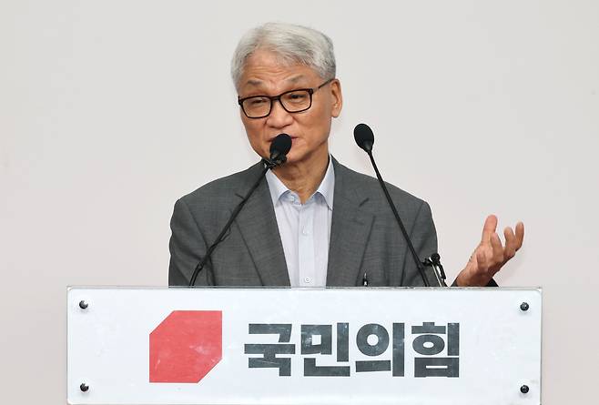 여상원 국민의힘 중앙윤리위원회 위원장이 14일 오후 서울 여의도 중앙당사에서 전한길 씨 징계 논의 결과를 발표하고 있다. /뉴스1