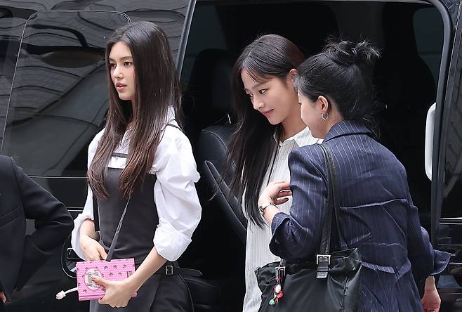 뉴진스 다니엘과 민지가 14일 서울 서초구 서울중앙지방법원에서 열린 어도어가 뉴진스를 상대로 제기한 전속계약 유효 확인 소송 조정기일에 출석하고 있다./뉴스1