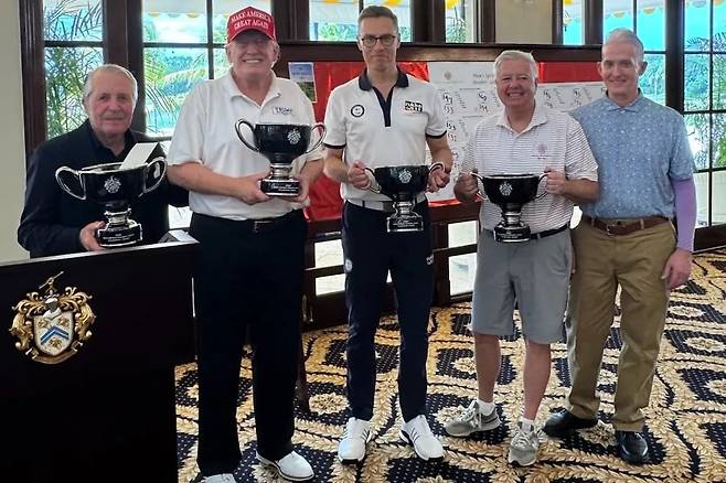 3월30일 트럼프 소유의 웨스트팜비치골프클럽에서 우승컵을 들고 있는 남아공의 골프 영웅 게리 플레이어와 트럼프 대통령, 스투브 핀란드 대통령, 그레이엄 상원의원, TV 뉴스 진행자 게리 가우디(왼쪽부터)/트루스소셜