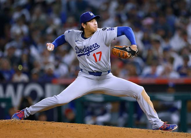 LA 다저스의 오타니 쇼헤이가 14일 LA 에인절스전에서 투구하는 모습. 그는 시속 162km짜리 강속구 등으로 역투했으나 4와 3분의1이닝 4실점을 하고 물러났다. /AFP 연합뉴스