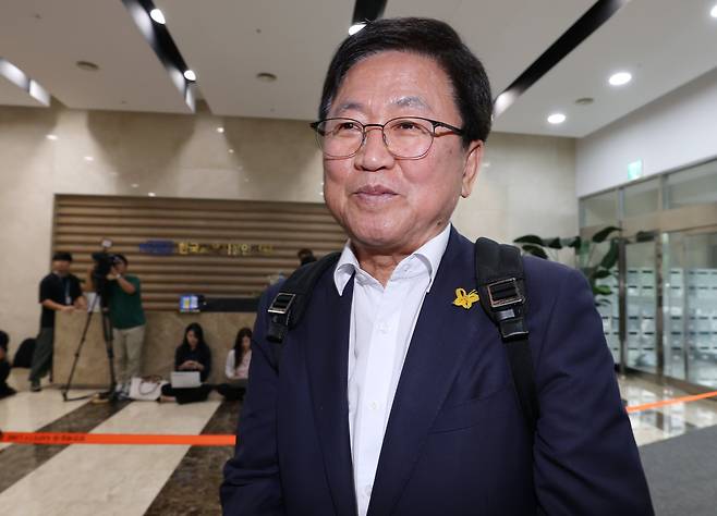 최교진 교육부 장관 후보자가 14일 오전 서울 영등포구 여의도 한국교육시설안전원에 마련된 인사청문회 사무실로 출근하고 있다./뉴스1