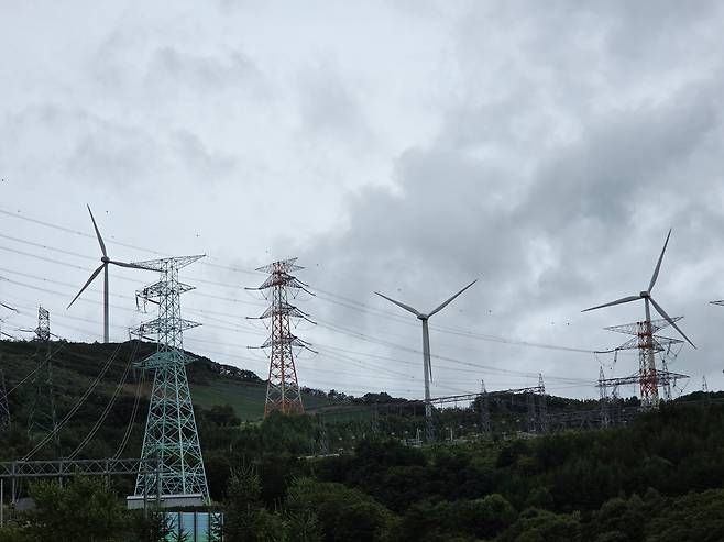 강원도 태백시의 풍력발전기와 발전소./ 안소영 기자