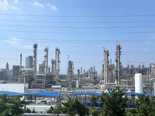 충남 서산 대산석유화학단지의 모습. LG화학, 롯데케미칼, 현대오일뱅크 등이 입주해 있는 대산산단은 최근 석유화학 불황에 직격탄을 맞았다.