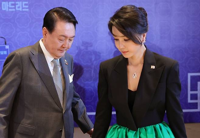 윤석열 전 대통령과 김건희 여사가 지난 2022년 6월 29일(현지시간) 스페인 마드리드의 한 호텔에서 열린 동포 초청 만찬간담회에 참석한 모습. 대통령실사진기자단