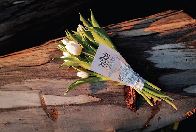 정신 작가가 인생의 여러 인연을 떠올리며 산 튤립 꽃다발과 영수증.  ⓒ사이이다