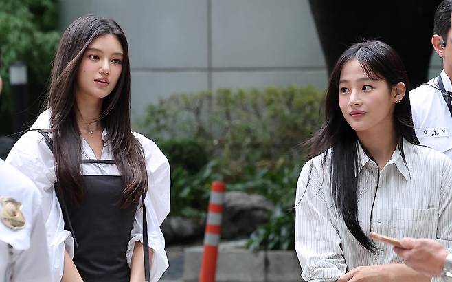 뉴진스 다니엘과 민지가 14일 서울 서초구 서울중앙지방법원에서 열린 어도어가 뉴진스를 상대로 제기한 전속계약 유효 확인 소송 조정기일에 출석하고 있다. 뉴스1