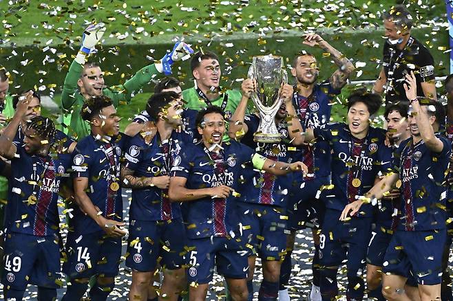 이강인(오른쪽에서 세번째) 등 파리 생제르맹(프랑스) 선수들이 14일 2025 유럽축구연맹(UEFA) 슈퍼컵에서 정상에 오른 뒤 챔피언 세리머니를 하고 있다. 우디네=AP 뉴시스