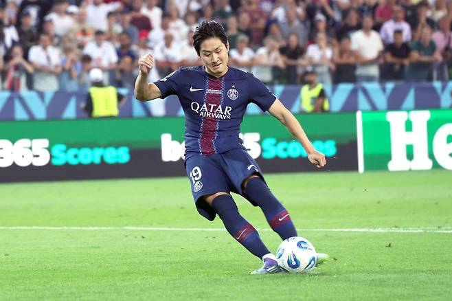 이강인이 14일 열린 2025 유럽축구연맹(UEFA) 슈퍼컵 토트넘(잉글랜드)과의 경기에서 승부차기 4번 키커로 나서 슈팅을 하고 있다. 우디네=신화 뉴시스