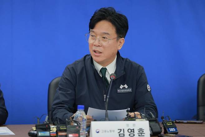 김영훈 고용노동부 장관이 14일 오후 서울 중구 직업능력심사평가원에서 열린 ‘중대재해 근절을 위한 건설사 간담회’에서 인사말을 하고 있다. 사진공동취재