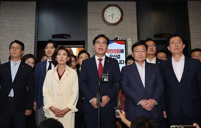 국민의힘 송언석 비상대책위원장 겸 원내대표가 13일 서울 여의도 국민의힘 당사에서 당사 압수수색과 관련해 입장을 밝히고 있다. 사진=연합뉴스