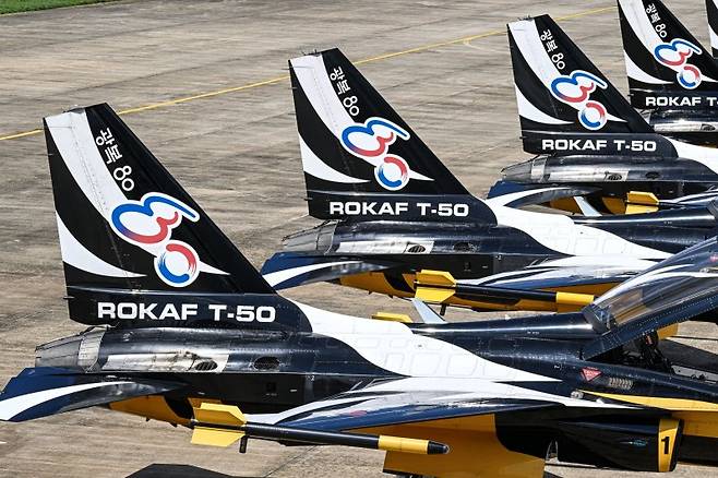 공군은 대한민국 공군 특수비행팀 '블랙이글스(Black Eagles)' T-50B 항공기의 수직 꼬리날개에 광복 80년 기념 엠블럼을 부착했다고 14일 밝혔다. 사진은 광복 80년 기념 엠블럼을 부착한 블랙이글스 항공기가 주기장에 정렬해 임무를 준비하는 모습. 공군 제공