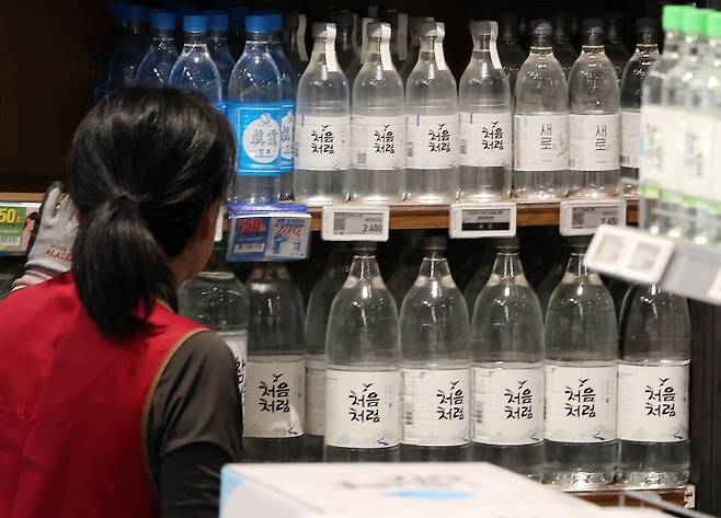 서울의 한 대형마트 주류 판매대에 소주가 진열돼 있다. 사진=뉴스1