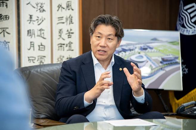 류동근 국립한국해양대학교 총장이 14일 국립한국해양대와 국립목포해양대 통합, 글로컬대학30 사업 최종 선정을 통한 미래 비전을 설명하고 있다. 국립한국해양대학교 제공