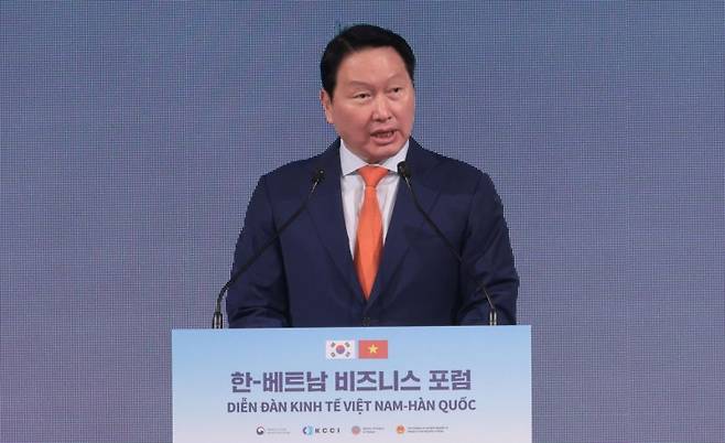 최태원 대한상공회의소 회장이 지난 12일 서울 중구 롯데호텔에서 열린 한-베트남 비즈니스 포럼에서 개회사를 하고 있다. 뉴시스