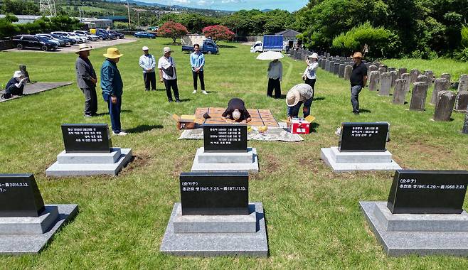 홍성익(가운데 절하는 이)씨와 가족들이 지난달 29일 낮 제주 조천읍 와흘리 가족묘지에서 이장을 마친 뒤 제사를 올리고 있다. 제주/김영원 기자 forever@hani.co.kr