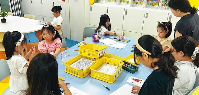 ‘모두잇‘에서 아이들이 각자 자기가 하고 싶은 것을 하며 자유로운 시간을 보내고 있다.