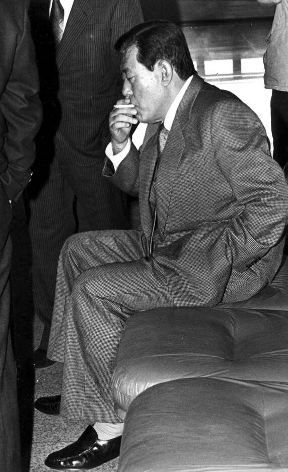 박종철 고문치사사건과 관련해 불구속 기소된 박처원 전 치안본부 대공수사처장이 1993년 2월 선고공판에서 유죄가 확정된 뒤 허탈한 표정으로 담배를 피우고 있다. 한겨레 자료사진