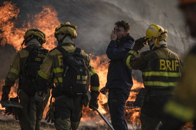 13일(현지시각) 스페인 갈리시아 지방 몬테레이에서 소방관들이 산불 진화 작업에 나선 모습. EPA 연합뉴스