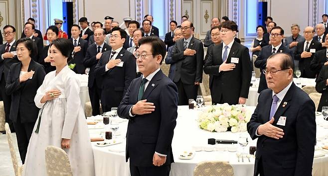 이재명 대통령이 14일 청와대 영빈관에서 열린 ‘광복 80주년, 대통령의 초대’ 행사에서 국민의례를 하고 있다. 대통령실사진기자단