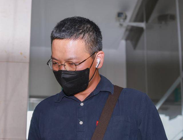 염보현 군 검사가 13일 피의자 신분으로 조사받기 위해 서울 서초구 순직해병특검(이명현 특별검사) 사무실에 출석하고 있다. 연합뉴스