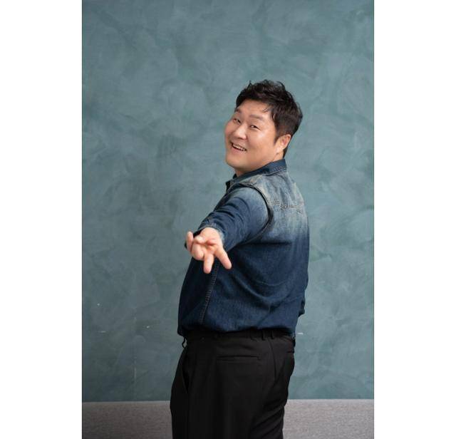 윤경호가 유쾌한 매력을 발산했다. NEW 제공