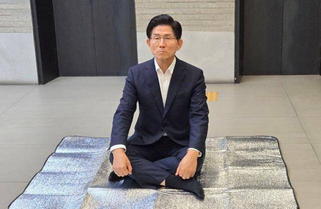 김문수 국민의힘 당대표 후보가 13일 밤 서울 여의도 중앙당사 로비에서 김건희 특별검사팀의 당사 압수수색 저지 무기한 농성을 하고 있다. 뉴스1