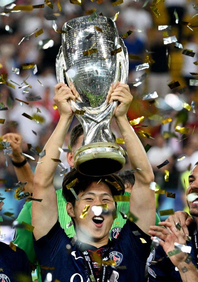 파리 생제르맹의 이강인이 14일(한국시간) 이탈리아 우디네의 스타디오 프리울리에서 열린 토트넘과의 2025 UEFA 슈퍼컵에서 승리한 뒤 우승트로피를 들고 기뻐하고 있다. 우디네=로이터 연합뉴스