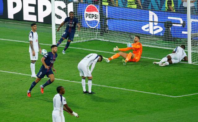 토트넘 선수들이 14일(한국시간) 이탈리아 우디네의 스타디오 프리울리에서 열린 파리 생제르맹(PSG)과의 2025 UEFA 슈퍼컵에서 2-1로 앞서던 후반 추가시간 PSG의 곤살루 하무스(왼쪽 두 번째)에게 동점골을 허용한 뒤 아쉬워하고 있다. 우디네=로이터 연합뉴스