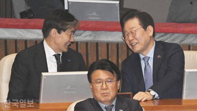 지난해 11월 28일 이재명(오른쪽) 당시 더불어민주당 대표와 조국(왼쪽) 당시 조국혁신당 대표가 국회 본회의장에서 대화하고 있다. 고영권 기자