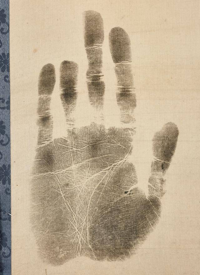 윤봉길의사기념센터가 14일 공개한 안중근 의사의 유묵 '장탄일성 선조일본' 왼쪽 아래 수결란에 찍힌 안 의사 손도장을 확대한 사진이다. 윤봉길의사기념센터 제공