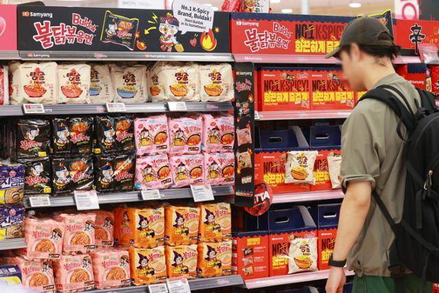 6월 29일 서울의 한 대형마트에 진열된 불닭볶음면. 연합뉴스
