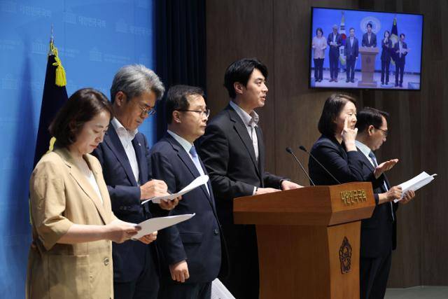 더불어민주당 정치검찰 조작기소대응TF단장인 한준호(왼쪽에서 네 번째) 의원이 13일 국회 소통관에서 기자회견을 열고 쌍방울 대북송금 사건과 관련해 위증 의혹에 대한 철저한 수사와 공범 프레임 재검증 등을 촉구하고 있다. 뉴스1