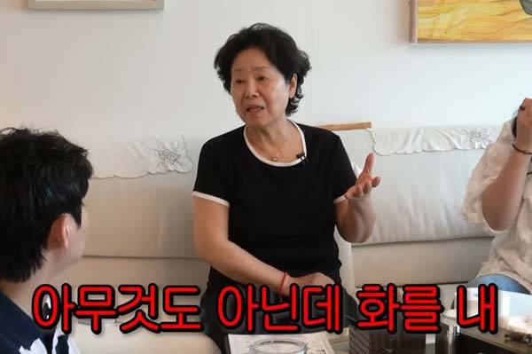 배우 선우용녀(79)가 과거 뇌경색이 왔을 때 작은 일에도 예민해져 자신도 모르게 화를 냈다며 며느리와 다퉜던 경험을 밝혔다​​./사진='순풍 선우용녀' 유튜브 채널 캡처