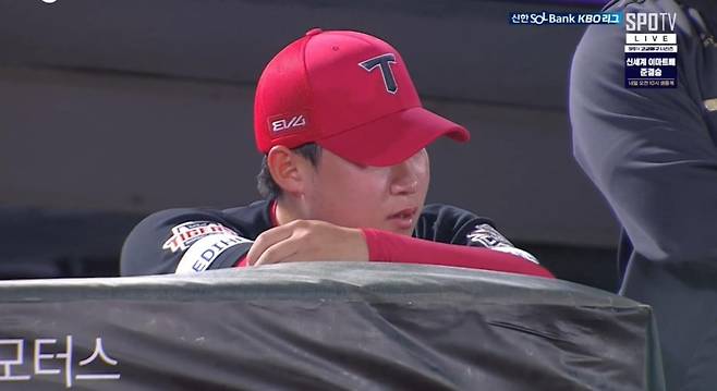 지난 4월 10일 사직 롯데전에서 6실점 한 뒤 더그아웃에서 고개 숙인 채 눈물을 흘린 윤영철. SPOTV, 티빙 캡처