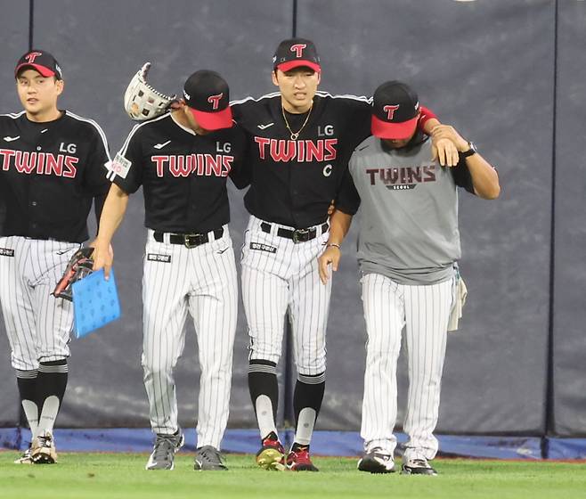 12일 오후 수원 KT위즈파크에서 열린 2025 프로야구 LG와 KT 경기. LG 중견수 박해민이 8회 KT 오윤석의 타구를 수비하다 부상으로 교체되고 있다. 수원=정시종 기자 capa@edaily.co.kr /2025.08.12.