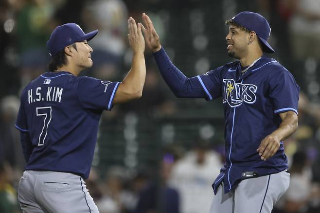 <yonhap photo-4660=""> Tampa Bay Rays' Ha-Seong Kim (7) and Christopher Morel celebrate the teams' win over the Athletics in a baseball game Wednesday, Aug. 13, 2025, in West Sacramento, Calif. (AP Photo/Scott Marshall)/2025-08-14 13:53:34/ <저작권자 ⓒ 1980-2025 ㈜연합뉴스. 무단 전재 재배포 금지, AI 학습 및 활용 금지></yonhap>