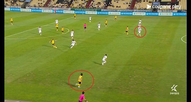 10일 전남과 천안의 경기서 전반 19분 전남 민준영의 선제골이 터졌으나, VAR을 거쳐 전남 정강민(아래)의 오프사이드가 선언돼 득점이 취소돼 논란이 됐다. 사진=쿠팡플레이 갈무리