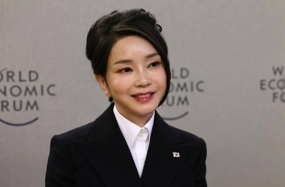 김건희 씨가 지난 2023년 1월 18일(현지시간) 스위스 다보스 콩그레스센터에서 세계경제포럼(WEF·다보스포럼) 연차총회 계기로 열린 '예술가 리더' 행사에 초청된 다양한 분야의 예술가들과 만나 대화하고 있다. [사진=연합뉴스]