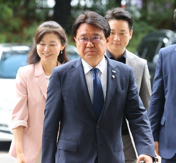 조국혁신당 황운하 의원이 14일 서울 서초구 대법원에서 열린 '울산시장 선거개입 의혹' 상고심 선고공판에 출석하고 있다. [사진=연합뉴스]