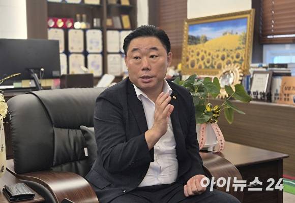 오몽석 한국프랜차이즈산업협회 부산울산경남지회장이 14일 아이뉴스24와 인터뷰를 진행하고 있다. [사진=정예진 기자]