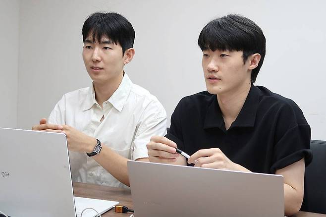 안심하이 솔루션에 대해 설명하는 김민수(좌), 한민우 대표 / 출처=IT동아