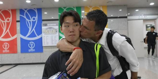 최근 믹스트존 인터뷰 중이던 강상윤에게 거스 포옛 전북 감독이 슬그머니 다가와 볼에 뽀뽀했다. [사진 유튜브 캡처]