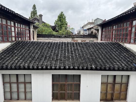 중국 장쑤성 쑤저우시의 가옥은 흰 벽과 검은 기와로 단정한 느낌을 준다. 박형수 기자.