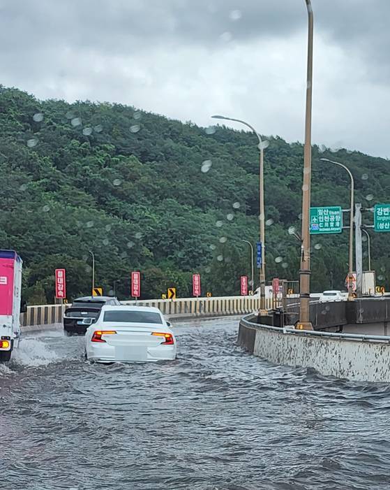 수도권에 많은 비가 내린 13일 서울 가양대교 램프에 물이 차 있다. 독자 제공=연합뉴스