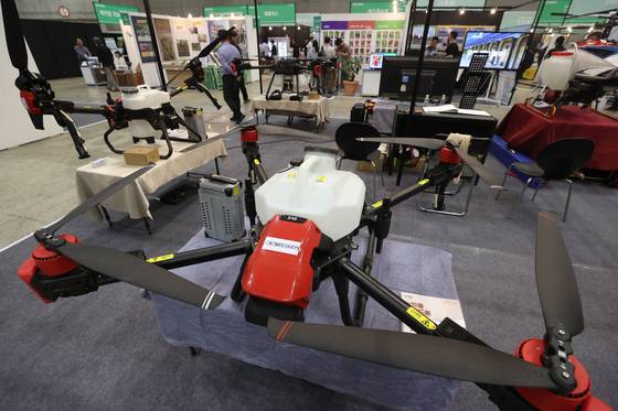 경기도 고양시 킨텍스에서 열린 '2023 케이팜 시즌1'에서 참관객들이 농업용 방제 드론을 살펴보고 있다. [연합뉴스]