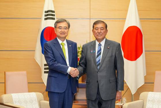 조현 외교부 장관이 지난달 30일 일본 도쿄 소재 총리 관저에서 이시바 시게루(石破茂) 일본 총리를 예방하는 모습. 외교부.