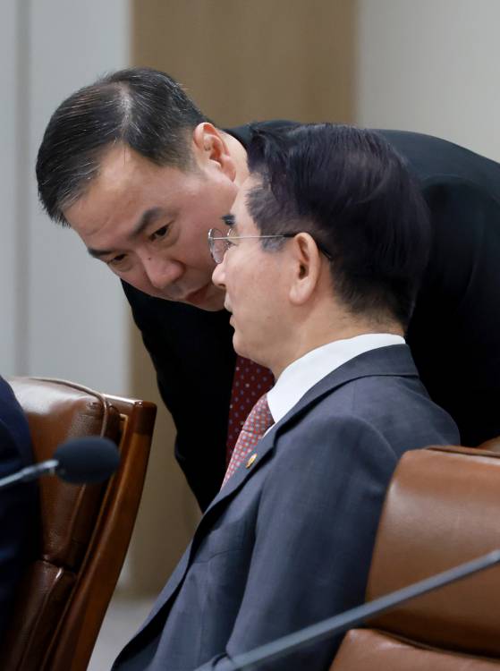 김용현 전 국방부 장관(오른쪽)과 최병옥 전 국가안보실 국방비서관이 지난해 11월 10일 서울 용산 대통령실에서 윤석열 대통령 주재로 열린 '대외여건 변화에 따른 긴급 경제·안보 점검회의'에 참석해 회의 시작 전 논의하고 있다. 연합뉴스