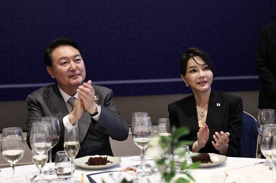 김건희 특검팀은 김건희 여사가 서희건설 측으로부터 청탁용 선물로 반클리프 아펠 '스노우 플레이크 펜던트' 목걸이를 받았다고 보고 수사 중이다. 대통령실 사진기자단