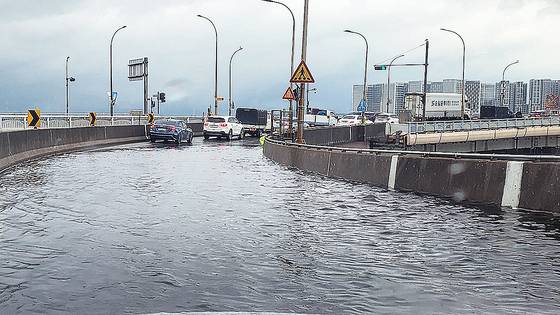 13일 폭우로 인해 서울 가양대교 램프에 물이 차 있는 모습. 연합뉴스