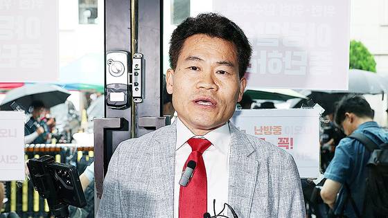 전한길 전 한국사 강사가 14일 오전 서울 여의도 국민의힘 중앙당사에서 열린 중앙윤리위원회 회의에 출석하기 전 입장을 밝히고 있다.  윤리위는 이날 회의를 열고 지난 대구?경북 합동 연설회에서 일부 후보를 향해 '배신자'라고 연호하며 소란을 일으킨 전 씨에 대한 징계 수위를 확정할 예정이다. [뉴스1]